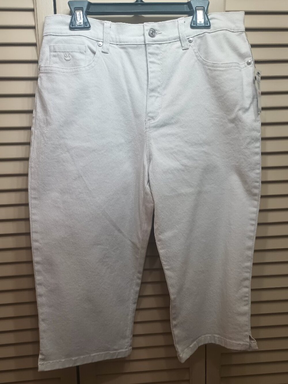 Gloria Vanderbilt Women's Size 10 Amanda Dark Vanilla Embellished Capri Jeans